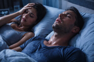 Scopri di più sull'articolo Sudorazione notturna: quando preoccuparsi, cosa significa svegliarsi sudati e quali carenze possono esserci