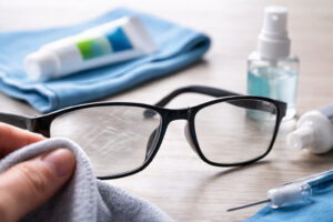 Scopri di più sull'articolo Costo lucidatura lenti occhiali, graffi su lenti da sole e dentifricio: cosa sapere prima di peggiorare il problema