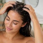 Scrub cuoio capelluto: come farlo bene, quando serve e cosa sapere sul bicarbonato sui capelli