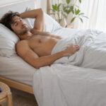 Dormire senza mutande fa bene? Benefici, rischi, testicoli, igiene intima e scelta tra slip e boxer
